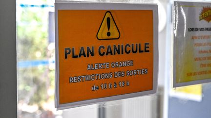 Une affiche annonçant le plan canicule dans un Ehapd de Perpignan, dans les Pyrénées-Orientales, le 21 août 2023. (MICHEL CLEMENTZ / MAXPPP)