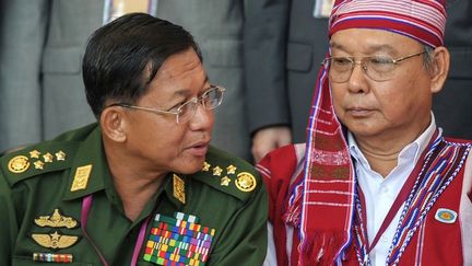 Le général Min Aung Hlaing (à gauche), le 31 août 2016 à Naypyidaw (Birmanie). (AFP)