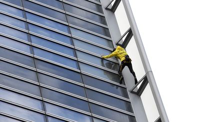 Le "Spider-man français" Alain Robert escalade une tour de la Défense, le 25 mars 2019. (BERTRAND GUAY / AFP)