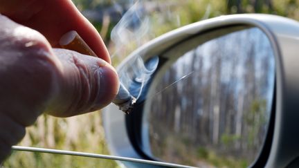 Une habitante de Royan (Charente-Maritime) a écopé, en février 2019, d'une amende de 135 euros pour avoir fumé dans l'habitacle de sa voiture en présence de son fils mineur.&nbsp; (FRANK MAY / PICTURE ALLIANCE / AFP)