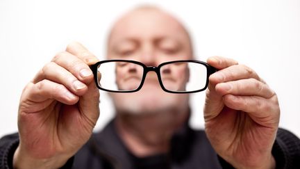 A 470 euros la paire, la France est le pays d'Europe o&ugrave; les lunettes sont en moyenne les plus ch&egrave;res, selon une &eacute;tude publi&eacute;e mardi 23 avril 2013 par l'UFC-Que Choisir. (MELHI / E+ / GETTY IMAGES )