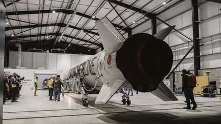 La fusée "LauncherOne" avant son lancement du 9 janvier 2023, ici à l'aéroport de Newquay (Angleterre, Royaume-Uni). (AP/SIPA)