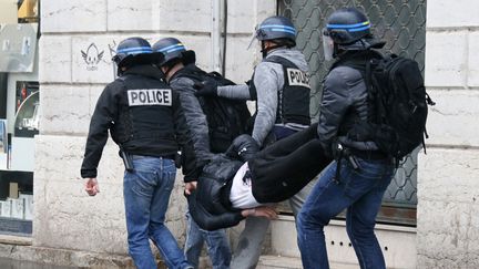 La police interpelle un homme lors d'une manifestation contre la loi Travail à Lyon, le 9 mars 2016. (ROBERT PRATTA / REUTERS)