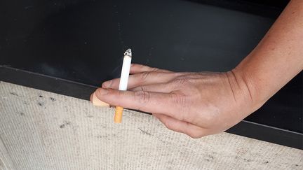 Une cigarette allumée. La dernière ? (ISABELLE PIROUX / RADIO FRANCE)