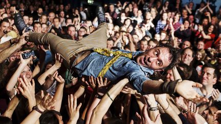 Des fans portent le chanteur britannique&nbsp;Charlie Winston lors de son concert &agrave; Hambourg (Allemagne), le 16 avril 2012. (THOMAS PETER / REUTERS)