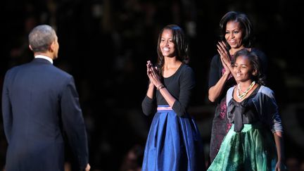 Barack Obama face &agrave; sa femme Michelle et leur deux filles Sasha et Malia, juste avant son discours de victoire &agrave; Chicago, le 7 novembre 2012. (SPENCER PLATT / GETTY IMAGES NORTH AMERICA)