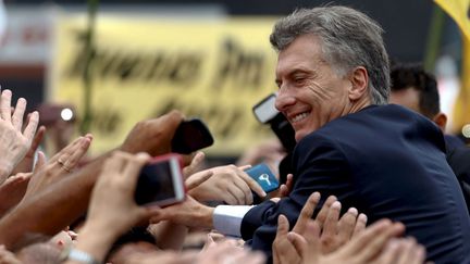 Le nouveau président argentin Mauricio Macri accueilli par des supporters devant le Congrès à Buenos Aires, le 1er mars 2016, lors de l'ouverture de la 134e session parlementaire. (Marcos BRINDICCI / REUTERS)