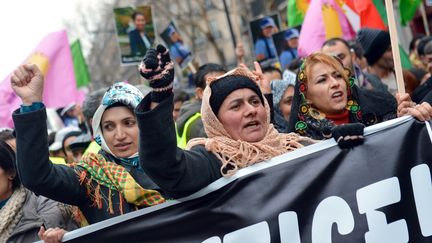 Des milliers de manifestants d&eacute;filent, samedi 12 janvier 2013 &agrave; Paris, pour r&eacute;clamer la lumi&egrave;re sur le triple assassinat de militantes kurdes du PKK. (MIGUEL MEDINA / AFP)