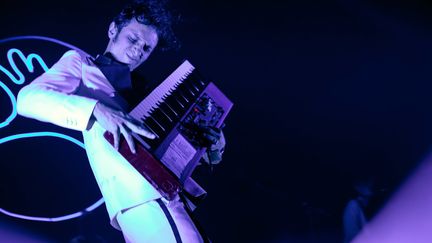 Marlon Magnée, du groupe La Femme, sur la scène de l'Olympia lors du&nbsp;Festival des Inrocks 2021. (RENAUD MONFOURNY/ INROCKS FESTIVAL)