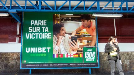 Une affiche publicitaire pour le site de paris en ligne Unibet dans le métro parisien le 24 juin 2021. (BRUNO LEVESQUE / MAXPPP)