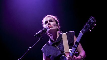 Humble et discrète, vêtue d'une longue robe noir toute simple, la chanteuse franco-israélienne présente "Older", son dernier album, très instropectif. Le public viennois a été conquis par la folk song élégante de Yael Naim.
 (Marion Tisserand)