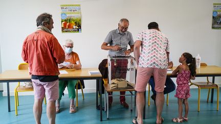 Des électeurs dans un bureau de vote lors du premier tour des élections législatives, le 12 juin 2022, à Saumur (Maine-et-Loire).&nbsp; (FREDERIC PETRY / HANS LUCAS / AFP)