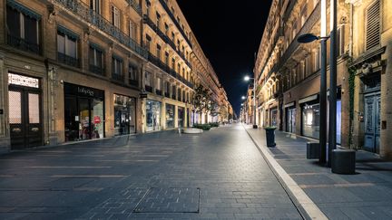 Pas un passant dans l'une des principales voies commerçantes de Toulouse (Haute-Garonne) : la rue d'Alsace-Lorraine, le 17 octobre 2020.&nbsp; (ADRIEN NOWAK / HANS LUCAS / AFP)