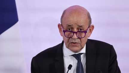 Le ministre de l'Europe et des Affaires étrangères, Jean-Yves Le Drian, à Paris, le 22 février 2022. (THOMAS COEX / AFP)