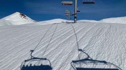 Un télésiège au domaine skiable de la Plagne en Savoie, en décembre 2021.&nbsp; (AURELIE AUDUREAU  / MAXPPP)