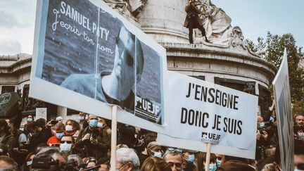 Des dizaines de milliers de personnes, dont de nombreux enseignants et enseignantes, ont participé à un rassemblement, place de la République, à Paris, pour rendre hommage à Samuel Paty, professeur d'histoire-geographie, assassine pour avoir montre à ses eleves des caricatures de Mahomet. (OLIVIER DONNARS / LE PICTORIUM / MAXPPP)