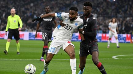 Le duel entre Cédric Bakambu et Benoit Badiashile lors de Marseille - Monaco, en Ligue 1 au Stade Vélodrome, le 6 mars 2022.&nbsp; (CHRISTOPHE SIMON / AFP)