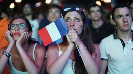 Des supporteurs de l'équipe de France regardent le match France-Roumanie, dans la "fan zone" de Nice (Alpes-Maritimes), jeudi 23 juin 2016. (VALERY HACHE / AFP)