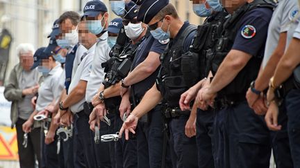 Des policiers jettent symboliquement leurs menottes&nbsp;le lundi 15 juin, devant le commissariat de police de Nancy, pour protester contre les déclarations du ministre de l'intèrieur (CEDRIC JACQUOT / MAXPPP)