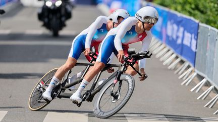 Elie de Carvalho avec son pilote Mickaël Guichard, lors du contre-la-montre des Jeux paralympiques 2024, le 4 septembre 2024. (ALEX WHITEHEAD / SIPA)