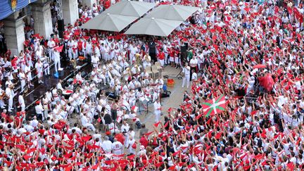 Des&nbsp;"festayres" dans leur célèbre tenue rouge et blanche pendant les fêtes de Bayonne de 2015. (GAIZKA IROZ / AFP)