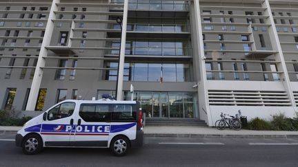 L'entrée du commissariat Waldeck Rousseau de Nantes (Loire-Atlantique). (FRANCK DUBRAY / MAXPPP)