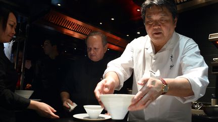 Le chef japonais Hirohisa Koyama (droite), dans le restaurant L'Atelier de Jo&euml;l Robuchon (gauche), le 13 novembre 2012 &agrave; Paris. (MIGUEL MEDINA / AFP)