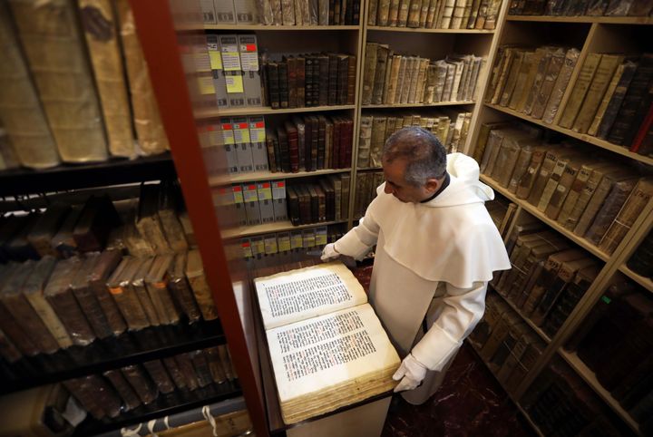 Le père Najeeb Michaeel dans son centre de numérisation des manuscrits orientaux
 (SAFIN HAMED / AFP)