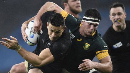 Le N&eacute;o-Z&eacute;landais Sonny Bill Williams subit un plaquage du Sud-Africain Francois Louw, le 24 octobre 2015, en demi-finale de la coupe du monde, &agrave; Twickenham (Royaume-Uni). (FRANCK FIFE / AFP)