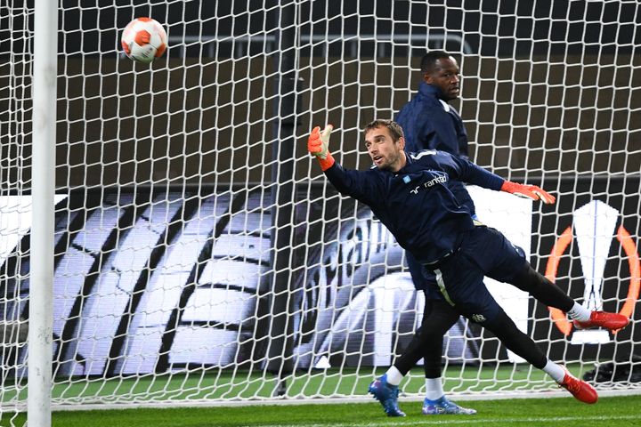 Pau Lopez (premier plan) et Steve Mandanda (second plan) à l'échauffement avant Lokomotiv Moscou-OM en Ligue Europa, le 15 septembre 2021. (RAMIL SITDIKOV / SPUTNIK)