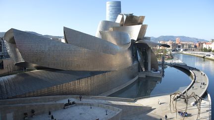 La ville de Bilbao, qui accueillera le grand départ du Tour de France 2023, avec son célèbre musée Guggenheim. (ANDER GILLENEA / AFP)