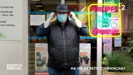 Comment nos petits commerçants vivent-ils ces longs mois de crise sanitaire&nbsp;? Pour comprendre leur quotidien, entre inquiétude et espoir, "Envoyé spécial" a posé ses caméras dans les boutiques de la rue du Commerce, à Blois. (FRANCE 2)