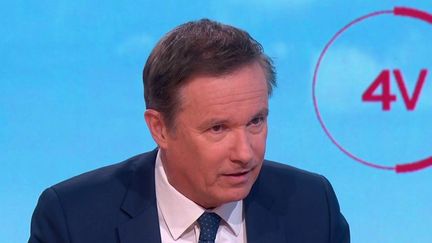 Nicolas Dupont-Aignan, candidat Debout la France à l'élection présidentielle, était l'invité des "4 Vérités" sur France 2, mercredi 2 mars. (CAPTURE ECRAN FRANCE 2)