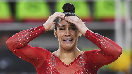 La gymnaste américaine Alexandra Raisman très émue, après&nbsp;avoir disputé le concours général individuel de gymnastique, où elle a terminé à la deuxième place, derrière sa coéquipière Simone Biles, le 11 août. (BEN STANSALL / AFP)