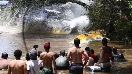 JANVIER. Des spectateurs regardent passer les voitures du Dakar, le 2 janvier 2017, entre Asuncian et Resistencia (Argentine). (FRANCK FIFE / AFP)