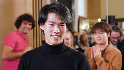 Le pianiste canadien&nbsp;Bruce Xiaoyu Liu&nbsp;après l'annonce des résultats du concours Chopin, dont il est le lauréat 2021, le 21 octobre 2021 (JANEK SKARZYNSKI / AFP)