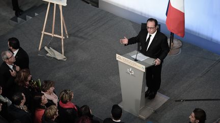 François Hollande prononce un discours&nbsp;sur le site d'ArcelorMittal d'Uckange (Moselle), lundi 17 octobre 2016. (FREDERICK FLORIN / AFP)