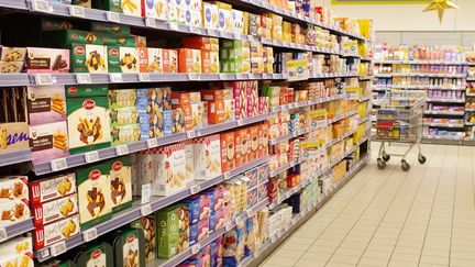 Le rayon d'un supermarché à Montaigu, en Vendée, le 23 novembre 2022. (MATHIEU THOMASSET / HANS LUCAS / AFP)