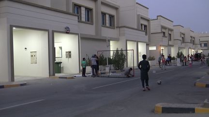 À Doha, le 25 août, de jeunes réfugiés afghans jouent au foot dans un lotissement&nbsp;construit pour&nbsp;la Coupe du monde 2022. (GILLES GALLINARO / RADIO FRANCE)