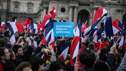 Des partisans d'Emmanuel Macron célèbrent sa victoire à la présidentielle, sur l'esplanade du Louvre, le 7 mai 2017.&nbsp; (HAMILTON / REA)