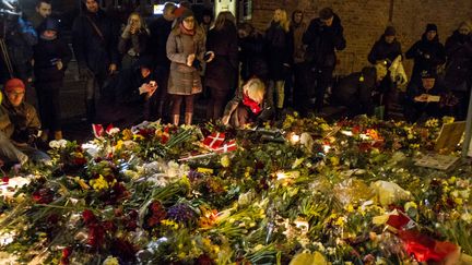 La foule &eacute;mue d&eacute;pose des fleurs devant le centre culturel "Krudttoenden" o&ugrave; la premi&egrave;re victime, le r&eacute;alisateur de documentaires Finn Norgaard, 55 ans, a &eacute;t&eacute; tu&eacute; samedi 14 f&eacute;vrier. (FREYA INGRID MORALES / ANADOLU AGENCY)