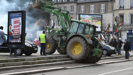 Les agriculteurs se joignent une journée aux "gilets jaunes" pour leur manifestation du 10 décembre 2018, comme ici place Bonnyaud dans la petite commune de Guéret (Creuse). (MAXPPP)