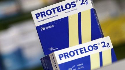 Boîtes de Protelos, médicament du laboratoire Servier. (AFP/THOMAS COEX)