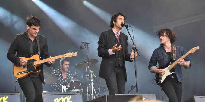 Feu! Chatterton (Clément, Raphaël, Arthur et Sébastien, manque Antoine sur la photo) sur scène à Rock en Seine le 24 août 2014.
 (Olivier Flandin / Culturebox)