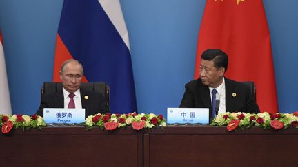 Le président chinois Xi Jinping et son homologue russe Vladimir Poutine à Qingdao (Chine), le 10juin 2018. (WANG ZHAO / AFP)