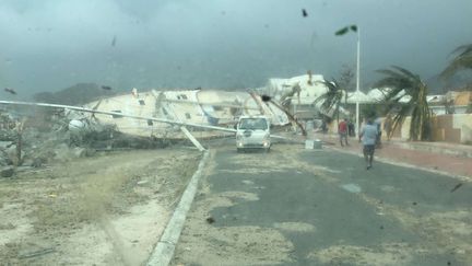 Un bateau en travers de la route sur l'île de Saint-Martin, mercredi 6 septembre. (MOREL / SIMAX / SIPA)