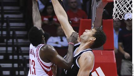 James Harden contré par Brook Lopez (GEORGE BRIDGES/AP/SIPA / AP)