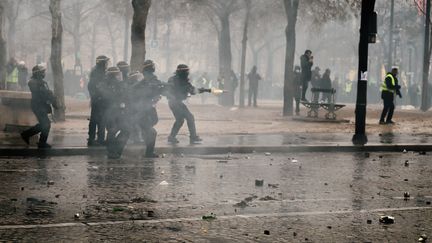 L’éventuelle interdiction de filmer la police fait polémique