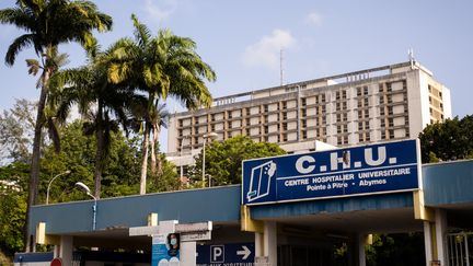 Entrée du CHU à Pointe-a-Pitre (Guadeloupe), en septembre 2021. Une coupure d'électricité généralisée le 25 octobre 2024 oblige les CHU à fonctionner grâce à des groupes électrogènes. (CARLA BERNHARDT / AFP)