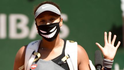 L'un des rares sourires de Naomi Osaka à Roland-Garros. Épuisée&nbsp;psychologiquement par les polémiques quant à son refus de participer aux conférences de presse, la Japonaise déclare forfait après sa victoire au premier tour contre Patricia Maria Tig (6-4, 7-6). (CAROLINE BLUMBERG / EPA)